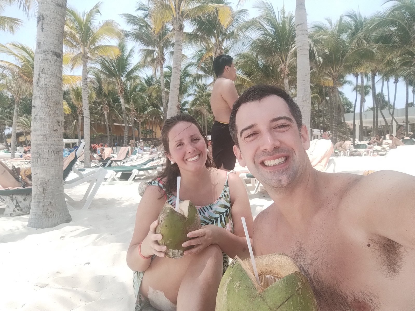 Cocos en la playa Agus y Fran